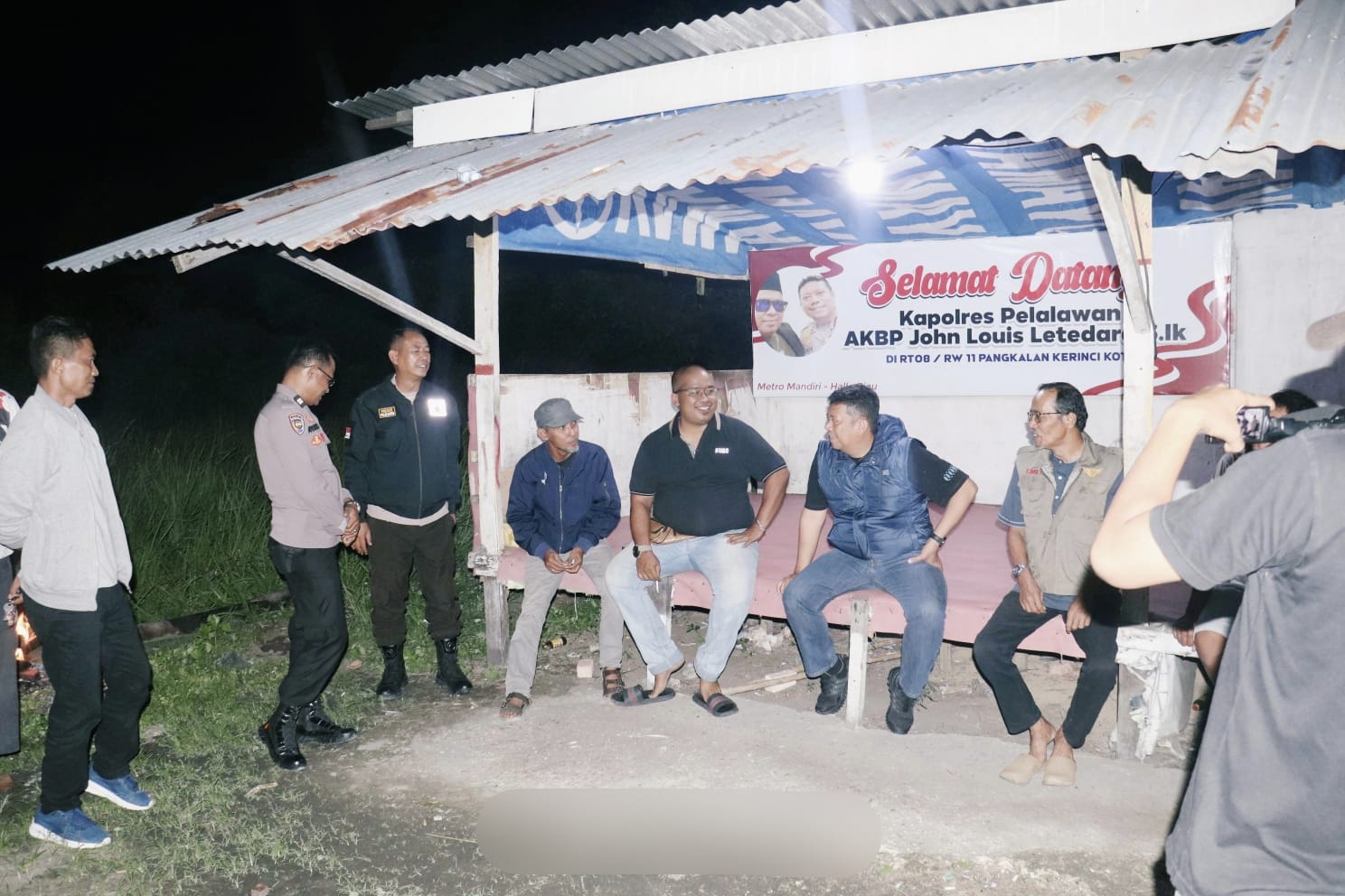 Kapolres Pelalawan, AKBP John sambangi Poskamling dalam rangka Kamtibmas (foto/Andy)