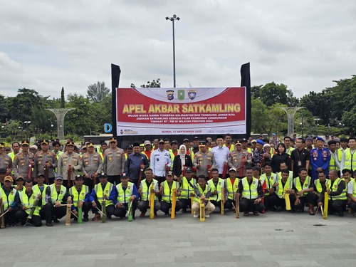Foto bersama Kapolda Riau, usai Apel Akbar Satkamling di Dumai. (Foto: Bambang)