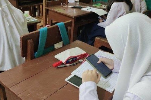 Guru dan siswa di Riau dilarang ngonten di sekolah.(ilustrasi/int)