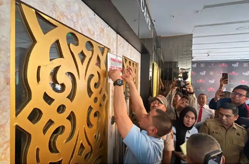 Penyegelan New Paragon KTV di Pekanbaru.(foto: int)