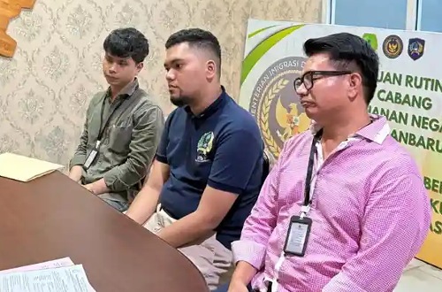 Ajudan Sekwan DPRD Pekanbaru, Jhonny Andrean terancam 12 tahun penjara.(foto: tribunpekanbaru.com)