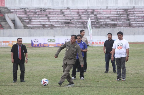 Bupati Kuansing, Suhardiman Amby membuka U-18 Championship 2025 di Stadion Sport Center Kuansing (foto/ultra)