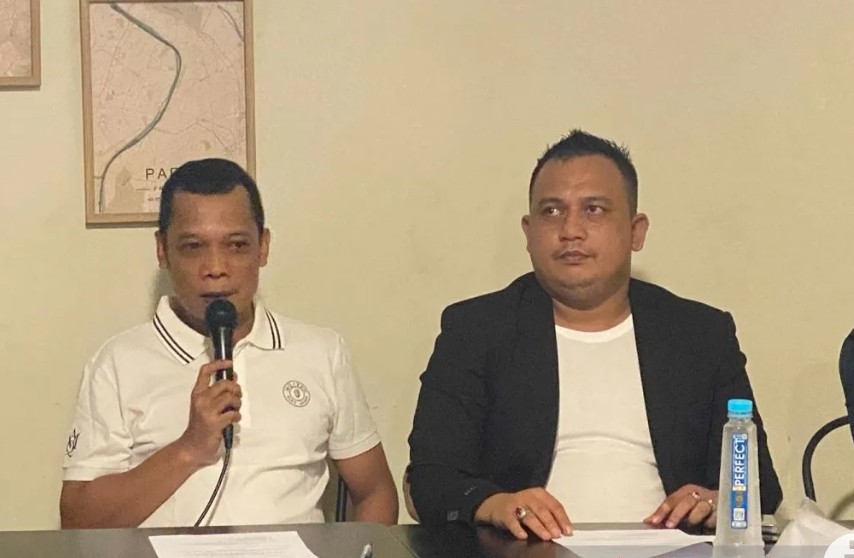 Muflihun, mantan Sekretaris DPRD Riau bersama kuasa hukumnya (foto/Antarariau)