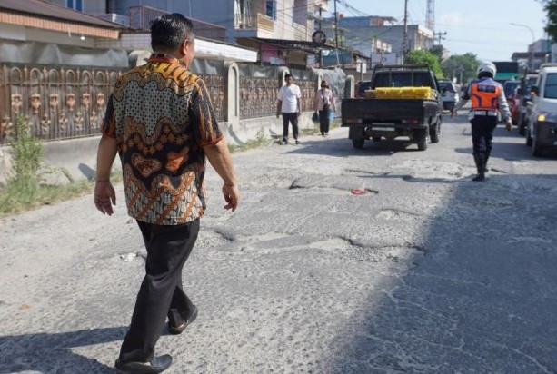 Instruksi Plt Gubernur SF Hariyanto, Pemprov Riau fokus perbaiki jalan rusak demi keselamatan (foto/ist)
