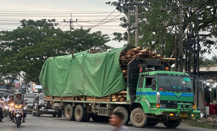 Truk ODOL marak masuk jalan dalam kota, membahayakan pengendara (foto/Mg)