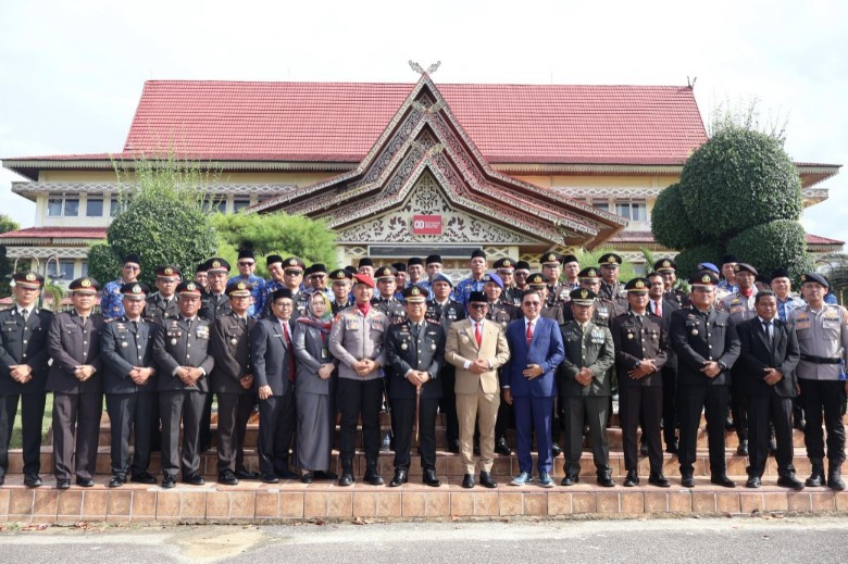 Bupati Pelalawan, Zukri pimpin upacara peringatan Hari Pahlawan tahun 2025 (foto/Andy)