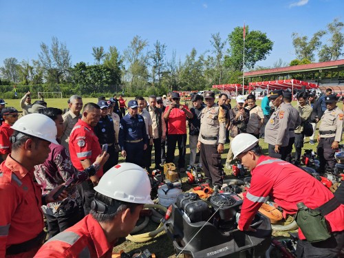 Menteri LH, Hanif Faisol mengecek sarana dan prasarana (sarpras) pengendalian Karhutla saat Apel Siaga Karhutla 2026 di Dumai (foti/bambang)