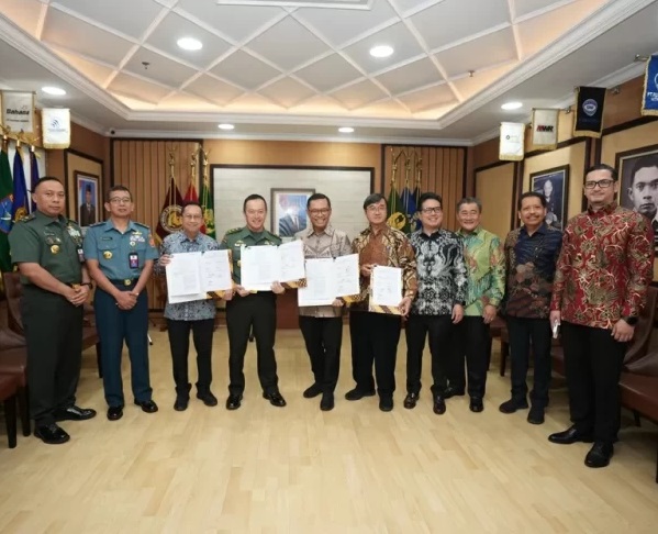 Managing Director Sinar Mas Ferry Salman bersama Managing Director Sinar Mas Saleh Husin, Presiden Komisaris PT. Arara Abadi Stanley Najoan, menandatangani kerja sama dengan Ditjen Pothan Kemhan. 