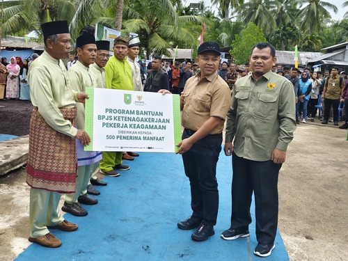 Baznas Riau salurkan sejumlah bantuan kepada masyarakat di Desa Belaras Barat, Onhil. (Foto: Sri Wahyuni)