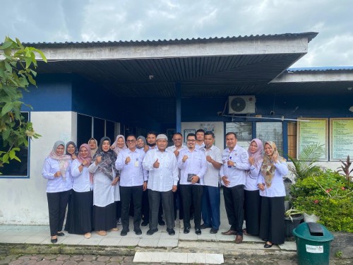 Wawako Dumai Sugiyarto, sidak pelayanan publik usai libur Lebaran di Kantor Camat Dumai Kota (foto/bambang)