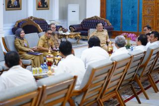 Plt Gubri menerima audiensi Kanwil DJP Riau. Foto mcr