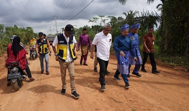 Gubri dan Bupati Inhil saat meninjau proyek pembangunan jalan.(foto: mcr)