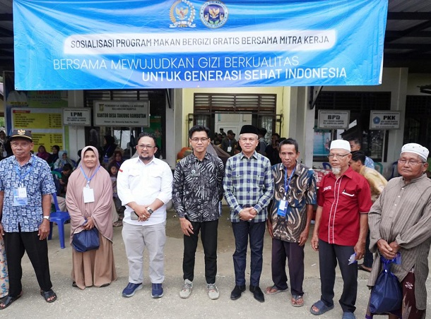 Foto bersama usai kegiatan sosialisasi Program Makan Bergizi Gratis di Aula Kantor Desa Tanjung Rambutan, Kabupaten Kampar, Riau, Rabu (18/6/2025)."