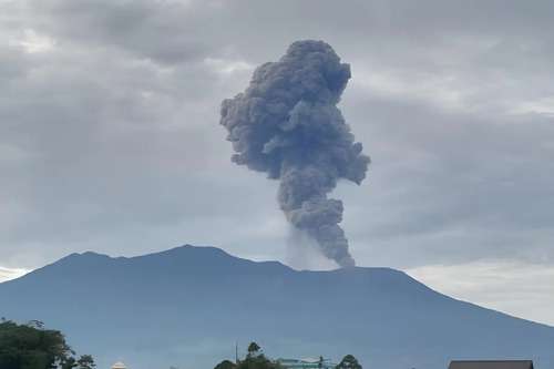 Gunung Marapi di Kabupaten Agam dan Kabupaten Tanah erupsi engan tinggi kolom abu tertinggi mencapai 1.500 meter di atas puncak. (Foto: ANTARA/Muhammad Zulfikar)