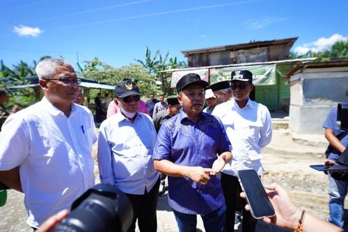 Gubernur Riau Abdul Wahid saat menyampaikan keterangan pers usai meninjau kerusakan jalan di Manggala Kabupaten Rokan Hilir. (Foto: Media Center Riau)