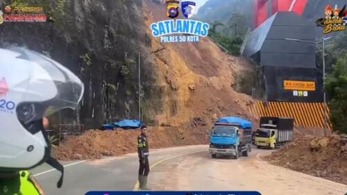 Akses lalu lintas di kelok 9 pasca terjadi longsor, sudah mulai dibuka dua arah Jumat (19/9/2025). (Foto: Tribun Pekanbaru)