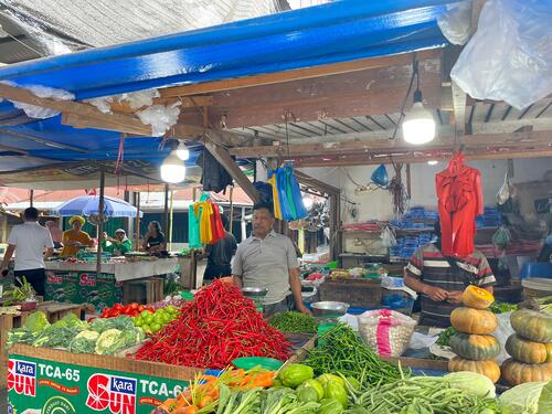 Kenaikan drastis harga bahan pangan di Pekanbaru berdampak bagi pedagang. (Foto: Fitri Yani)