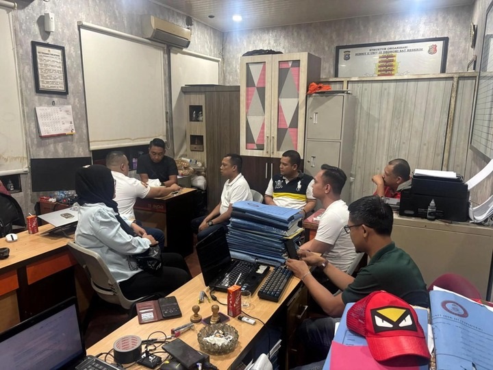 Mantan Sekretaris Dewan (Sekwan) DPRD Riau, Muflihun, melaporkan dugaan pemalsuan tanda tangan ke Polresta Pekanbaru pada Minggu malam, 13 Juli 2025.