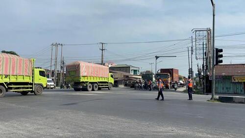 Petugas Dishub Pekanbaru berjaga di persimpangan Jalan Garuda Sakti, Kota Pekanbaru. (Foto: Tribun Pekanbaru)