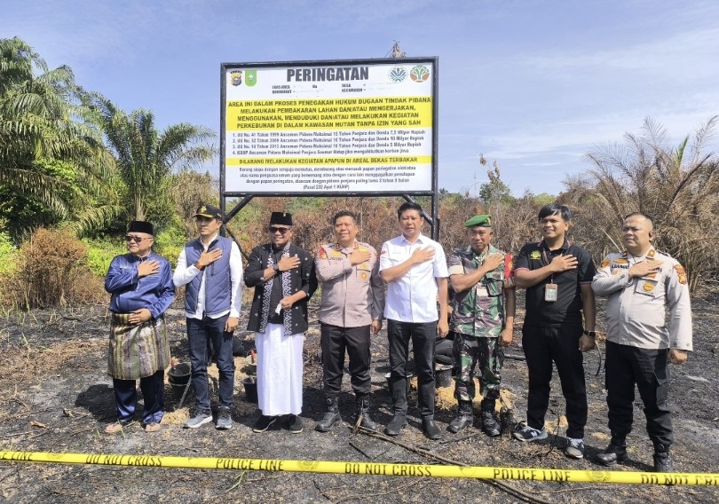 Bupati Zukri bersama Forkopimda lakukan pemasangan plang larangan Karhutla (foto/Andy)