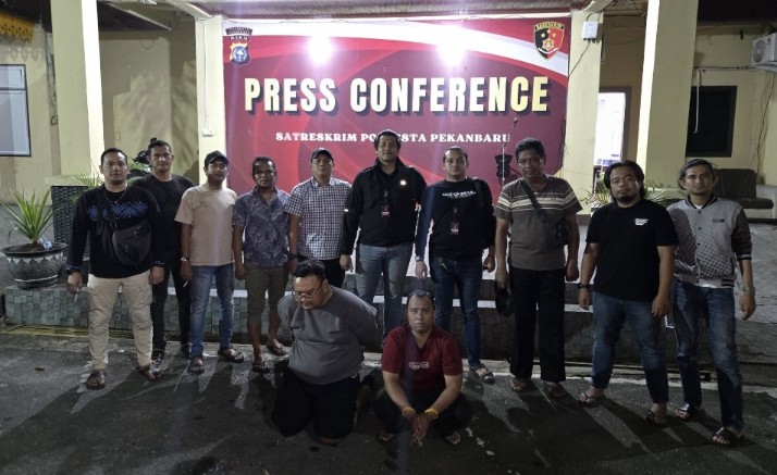 Modus top up kredit motor, dua pelaku penipuan dibekuk polisi di Pekanbaru (foto/rri)
