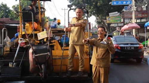 Walikota Pekanbaru, Agnug Nugroho dan Wakil Walikota Pekanbaru, Markarius Anwar saat meninjau pengerjaan overlay.(foto: int)