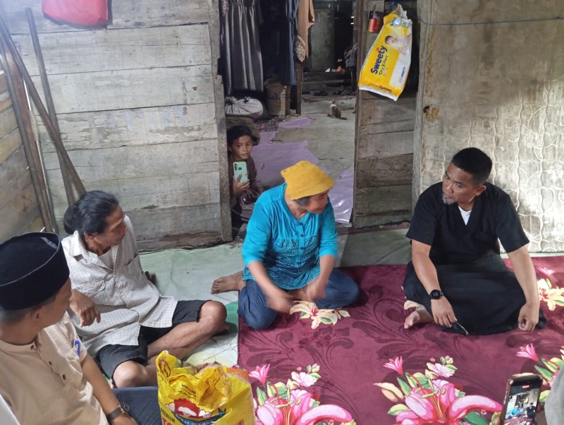Bupati Zukri menyerahkan bantuan ke masyarakat Pangkalan Kerinci Timur, Pelalawan (foto/Andy)