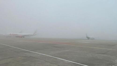 Penampakan kondisi bandara SSK II Pekanbaru diselimuti kabut tebal, Jumat (22/8/2025) pagi. (Foto: Tribun Pekanbaru)