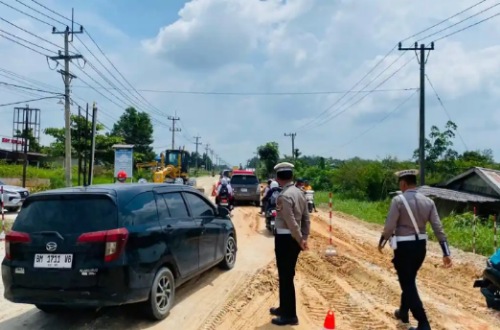 Perbaikan Jalintim Pangkalan Kerinci, arus kendaraan buka tutup.(foto: tribunpekanbaru.com)