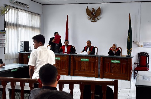 Sidang pembacaan putusan vonis terdakwa Ketua Ormas di PN Pekanbaru.(foto: barkah/halloriau.com)