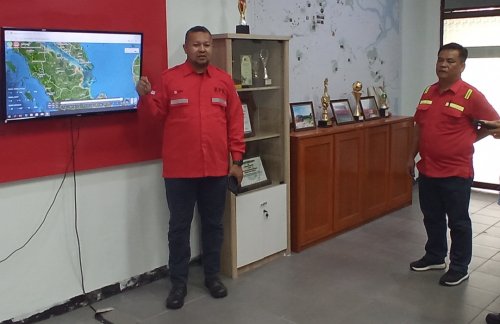 FOM Head PT Arara Abadi-APP Group, Richard Sudinardo Sihombing (kanan) dan Pimpinan Operasional FOM PT Arara Abadi-APP Group, Fitra (kiri).(foto: barkah/halloriau.com)