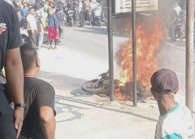 Motor penjambret yang tewaskan pegawai bank di Pekanbaru dibakar massa (foto/ist)