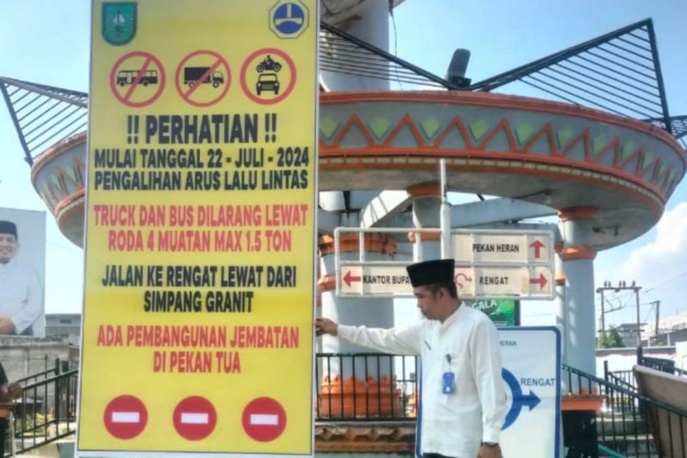 Kendaraan besar dialihkan selama perbaikan Jalan Abrasi di Desa Pekan Tua Inhil (foto/int)