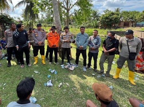 Polisi dan Pemkab Kuansing berdialog dengan warga pemilik PETI di aliran Sungai Kuantan, Kamis (4/9/2025).