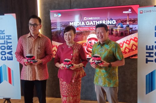 Presiden Direktur & CEO CIMB Niaga, Lani Darmawan (tengah) dalam jumpa pers di Pekanbaru.(foto: barkah/halloriau.com)