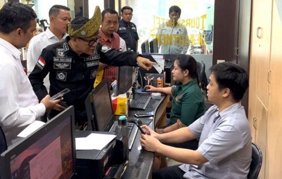 Wamenaker Immanuel Ebenezer sidak Sanel Tour and Travel Pekanbaru yang diduga tahan ijazah mantan karyawan (foto/kompas)