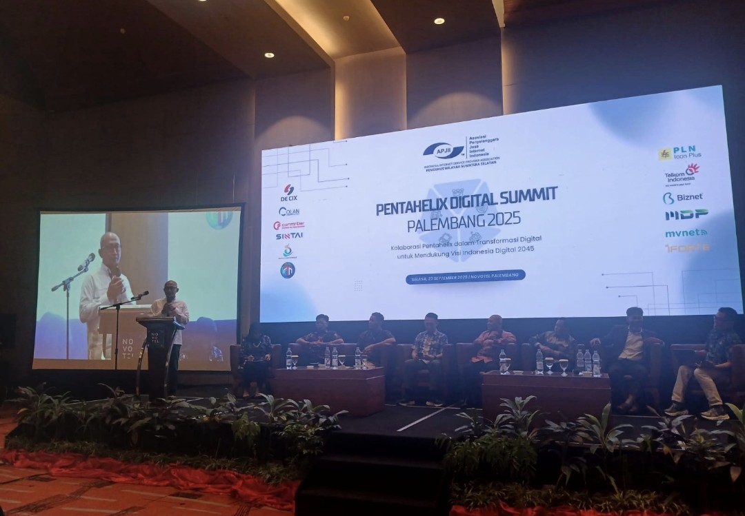 Group Head Enterprise Account & Channel Development XLSMART, Varid Airlangga saat memberikan paparan tentang XLSMART di acara Pentahelix Digital Summit Palembang 2025 (foto/int)