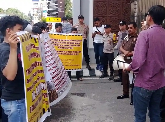 Sejumlah massa yang tergabung dalam Aliansi Mahasiswa dan Pemuda Peduli Anti Korupsi Riau menggelar aksi unjuk rasa dengan tuntutan pemeriksaan terhadap pimpinan Universitas Islam Negeri Sultan Syarif Kasim Riau.
