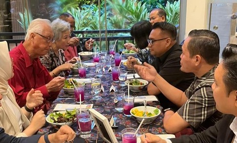 Wako Pekanbaru Agung Nugroho bertemu langsung dengan mantan Perdana Menteri Singapura, Goh Chok Tong (foto/detik)
