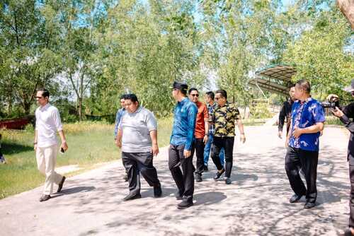 Wakil Bupati Rokan Hilir, Jhony Charles, meninjau langsung kondisi pelabuhan nelayan di Kecamatan Bangko. (Foto: Afrizal)