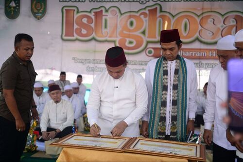 Gubri Abdul Wahid turut melakukan penandatanganan peresmian dua sarana penting di Kabupaten Inhil. (Foto: Media Center Riau)