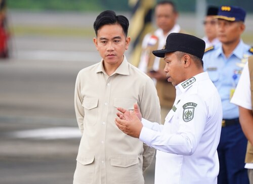 Wapres Gibran Rakabuming Raka ketika ditemani Gubri Abdul Wahid saat berkunjung ke Provinsi Riau. (Foto: Sri Wahyuni)
