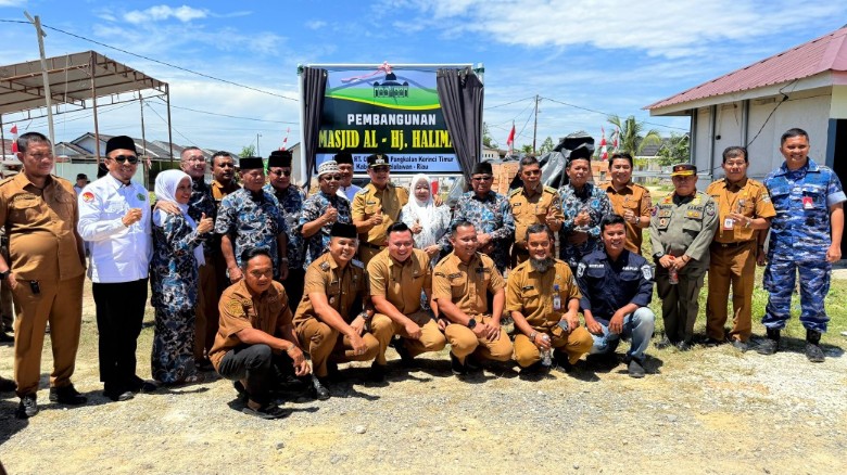 Wakil Bupati lakukan Peletakan Batu Pertama Pembangunan Masjid Al-Hj Halimah Pangkalan Kerinci (foto/Andy)