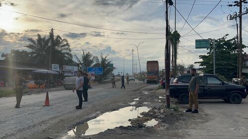 Gubri Abdul Wahid meninjau kerusakan parah di Jalan Lintas Minas-Perawang. (Foto: Sri Wahyuni)