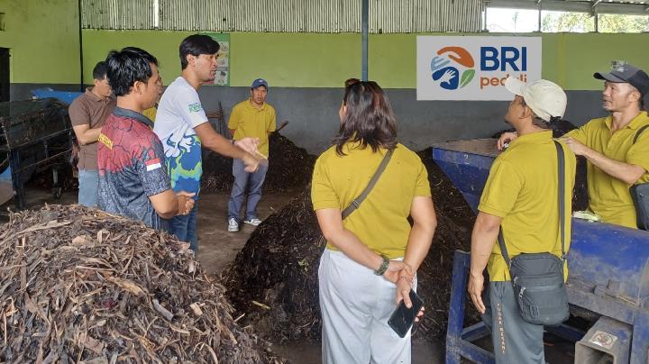 Mengatasi persoalan sampah melalui program tanggung jawab sosial BRI Peduli bertajuk Yok Kita Gas (foto/ist)