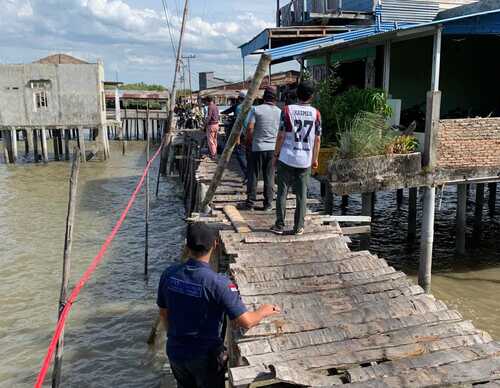 Dinas PUTR Rohil segera memperbaikan Jalan Kuning Jalil di Panipahan setelah seorang pelajar terperosok. (Foto: Afrizal)