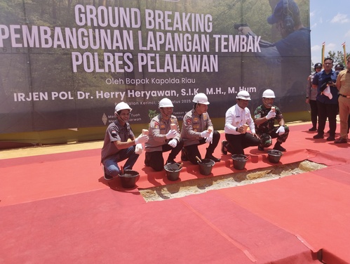 Kapolda Riau, Irjen Pol Herry Heryawan, meresmikan pembangunan Lapangan Tembak Polres Pelalawan. (Foto: Andi Indrayanto)