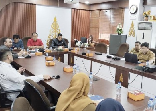 Komisi I DPRD Pekanbaru menggelar hearing bahas kabel jaringan internet dengan Diskominfo, Dinas PUPR, Satpol-PP, dan DPMPTSP Kota Pekanbaru, Senin (21/7/2025). 
