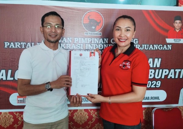 Erianda mendaftarkan diri sebagai bakal calon Bupati ke DPC PDIP Rokan Hilir (foto/afrizal)