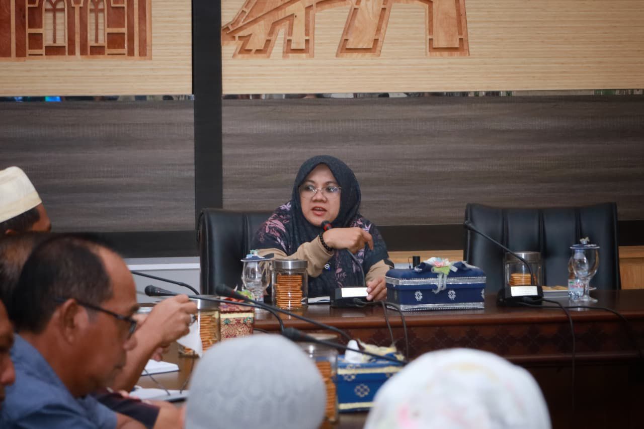 Bupati Afni saat memimpin rapat bersama OPD di Zamrud Room (foto/diana)
